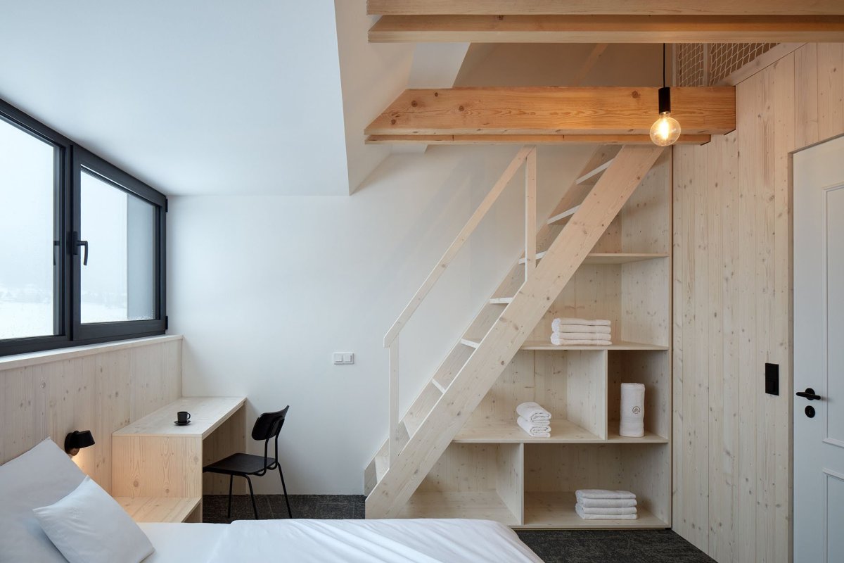 Chalupa dokáže pohostit až 16 hostů najednou. Architekti zde trochu „kouzlili“ s vnitřním uspořádáním. (Chalupa Milada, studio ADR)