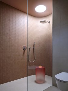 Pohled do koupelny (Rekonstrukce pavlačového domu v Praze-Nuslích, Plus One Architects) 