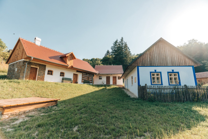 Areál skanzenu na Žítkové (Obnova Janúšovy usedlosti na Žítkové; Hlinaři)