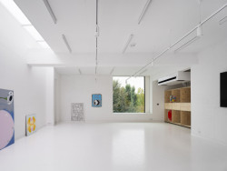 Uvnitř nových ateliérů je místo na malbu...