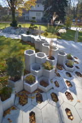 Park společnosti SVCS Process Inovation ve Valašském Meziříčí s mobiliářem H-E-X od PRESBETON, Next Level Studio/ Michal Kutálek.