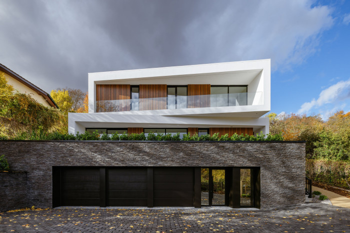 Rodinná vila, která využila svažitý terén ke svému prospěchu. (Block House v Šáreckém údolí v Praze; Studio MA)