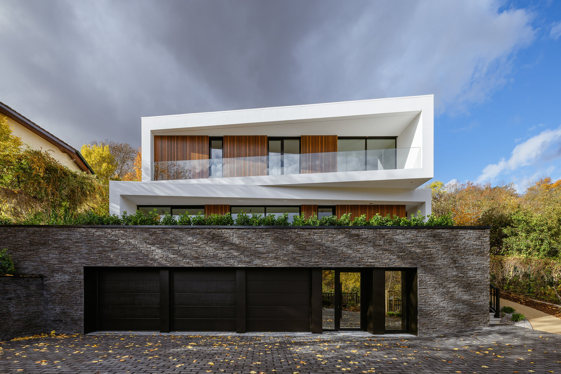 Rodinná vila, která využila svažitý terén ke svému prospěchu. (Block House v Šáreckém údolí v Praze; Studio MA)