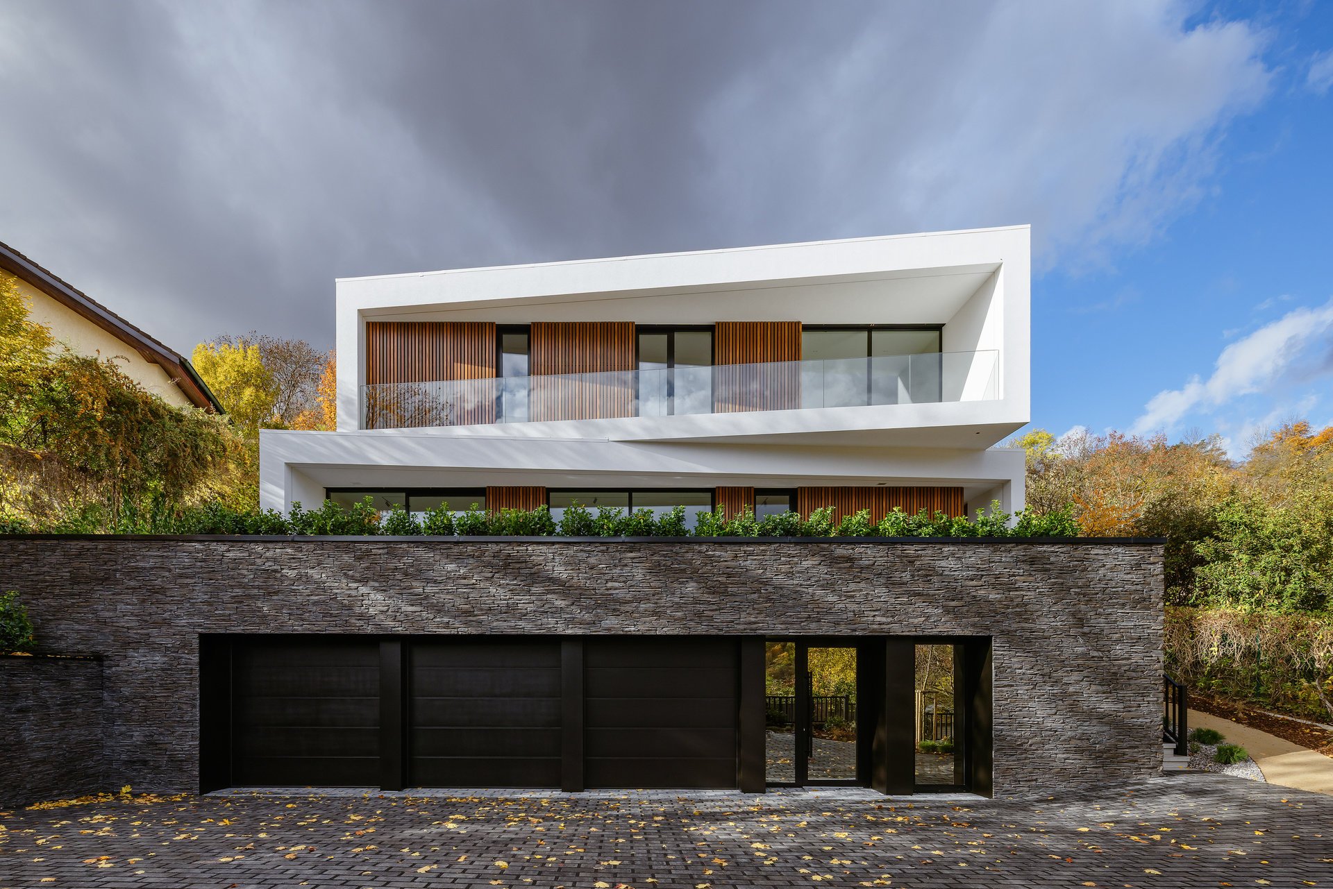 Rodinná vila, která využila svažitý terén ke svému prospěchu. (Block House v Šáreckém údolí v Praze; Studio MA)