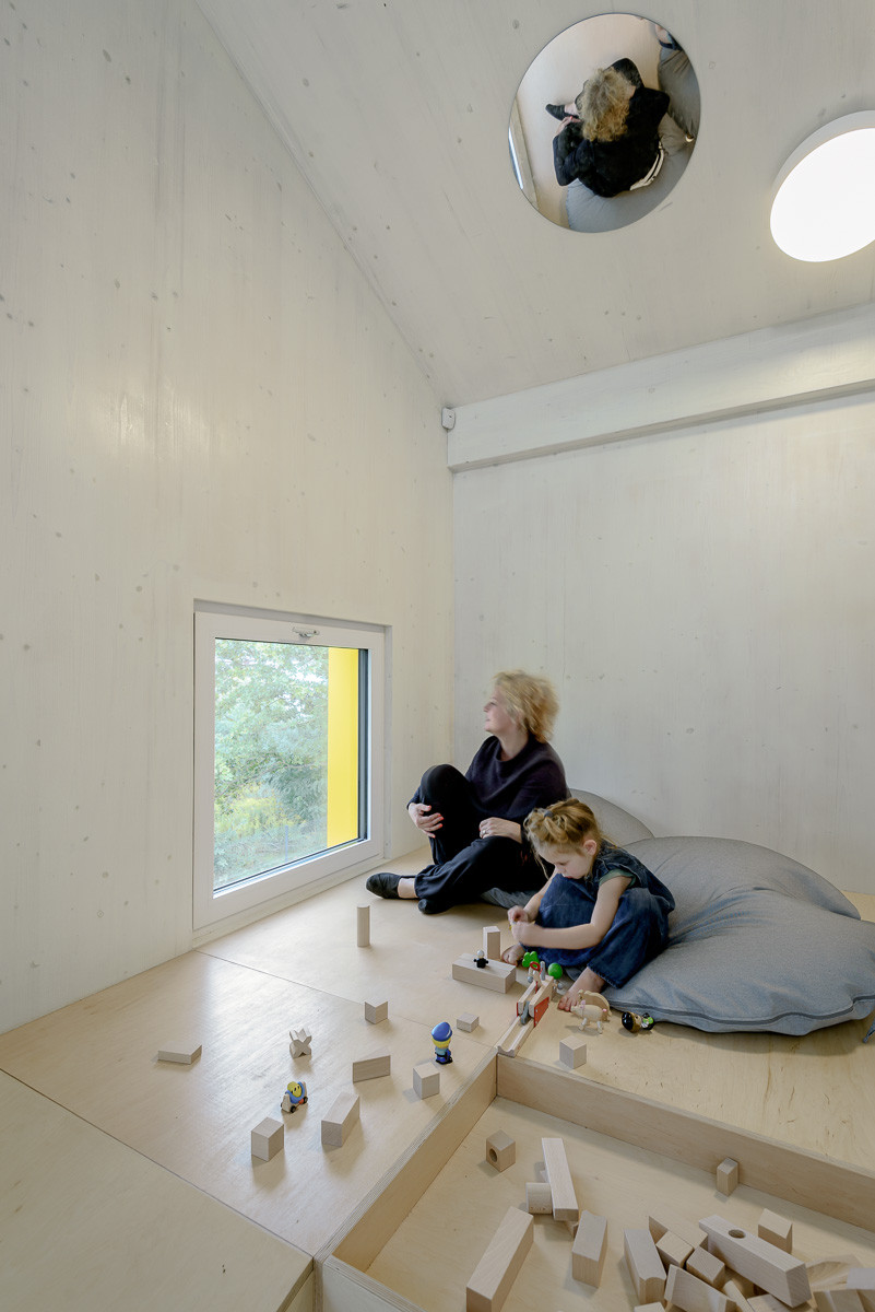 Ateliér xystudio navrhl nízkouhlíková a nízkoenergetická mateřskou školu v Polsku. Vyjímá se netradiční žlutou konstrukcí