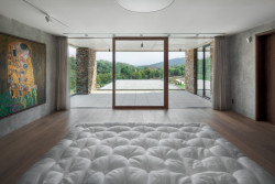 Vila s krytým bazénem od Petra Dobrovolného