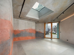 Pohled do vstupní místnosti, kde se připravuje prodejna vína. (Vstupní objekt do zámeckých sklepů s trafostanicí v Kroměříži od Atelier Štěpán)