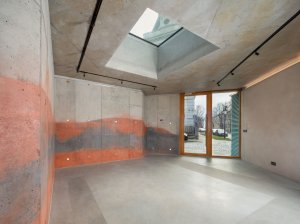 Pohled do vstupní místnosti, kde se připravuje prodejna vína. (Vstupní objekt do zámeckých sklepů s trafostanicí v Kroměříži od Atelier Štěpán)