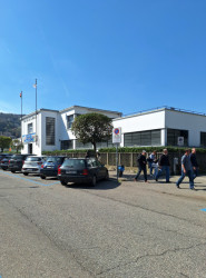 Modernistické sportoviště hned vedle pomníku