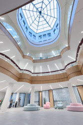 Organicky tvarovaný interiér (Textilia – zreknstruovaná ikona Ostravy; Master Design)