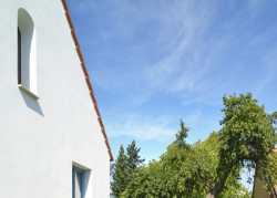 „Řešení domu do značné míry okolnostmi formulované nám není ztrátou. Základní téma tradičních materiálů a archetypálního tvarosloví nám tu připadá příhodné,“ komentují výsledek 3+1 architekti. (Rodinný dům v Mníšku pod Brdy, 3+1 architekt)