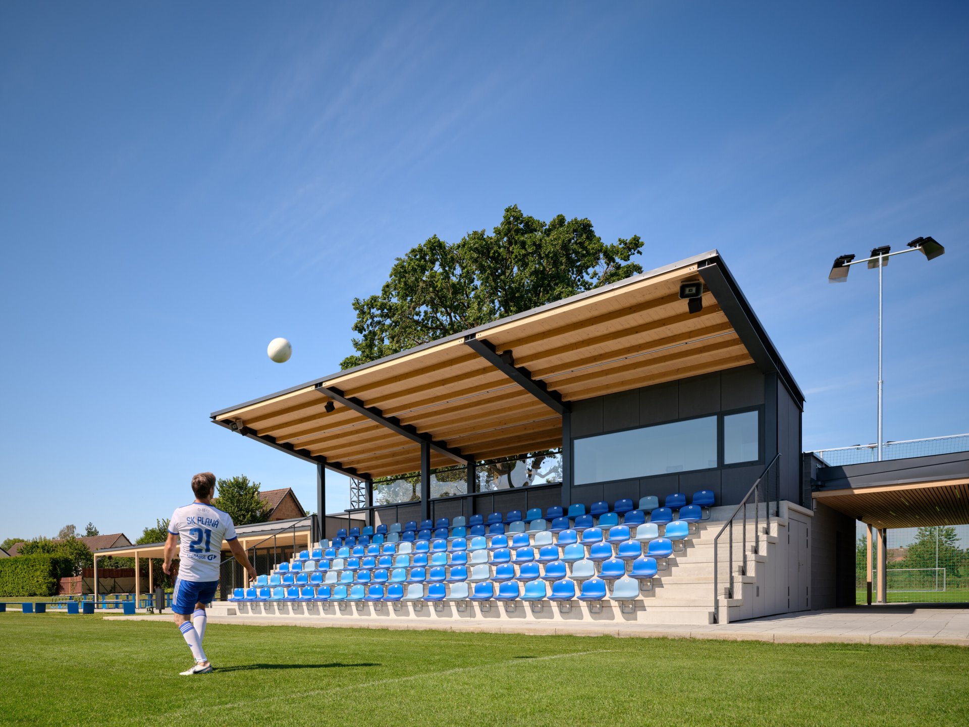 Sportovní areál SK Planá od PROAM ARCHITEKTI