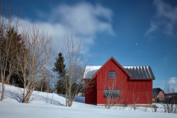 Tahle chaloupka voní dřevem venku i uvnitř. Konstrukčně je to lehká montovaná dřevostavba. Fasáda je obložena postaru, svisle poskládanými nehoblovanými smrkovými prkny. (Chata Bučina v Malé Úpě, studio ADR)