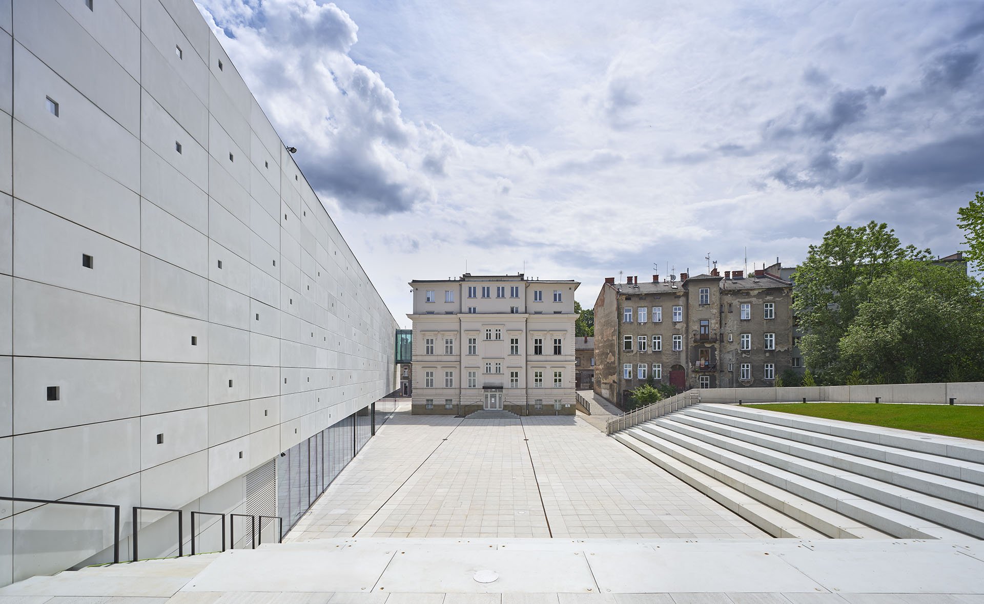 Nizio Design International vyhrálo na centrum OKO architektonickou soutěž, porota na jejich návrhu ocenila právě způsob práce s veřejným prostorem. (Interaktivním centru pohádek a animace OKO v Bílsko-Bělé v Polsku, Nizio Design International)