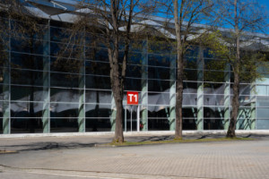 Pavilon T1 od ateliéru A8000 rozšířil výstaviště o současnou multifunkční halu a novou vstupní bránu do areálu. Jeho oblá silueta citlivě doplňuje ikonický Pavilon Z.