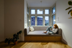 Byt v Praze-Vinohradech, Archistroj a Atelier HORIZONT: Výklenek v pracovně osazený pohovkou pro posezení