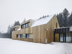 Lesovna poblíž Pacova od studia 20-20-ARCHITEKTI a VYŠEHRAD ateliéru