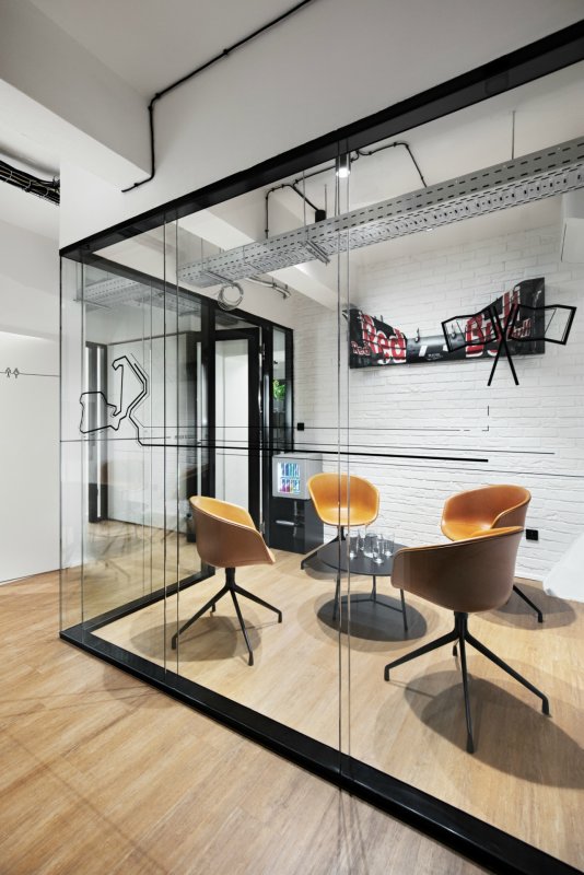 Redesign kaceláří Redbull, suterén - zasedací místnost, Kunc Architects,