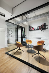 Redesign kaceláří Redbull, suterén - zasedací místnost, Kunc Architects,