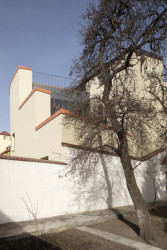 Ustupující terasy pomáhají dům přizpůsobit okolnímu měřítku. (Bytový dům na Malé Straně; architektonický ateliér Ladislava Lábuse)