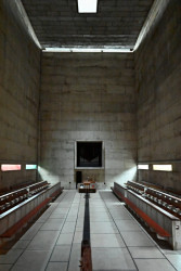 Kostel nasvětlují vrchní a boční světlíky, světlo se mění během dne a tím i atmosféra kostela. „Ne že bych začal věřit v boha, ale ten prostor má velkou duchovní sílu. I z betonu lze udělat duchovní místo,“ komentuje to Nikola Šmoldas.