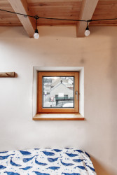 Jedno z nových okének ve štítové stěně. (Rodinný dům v Kohoutovicích, Ateliér Kopecký)