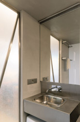 Papundekl architekti - Tři boxy z Packwallu v otevřeném prostoru: Rekonstrukce bytu v Praze-Proseku