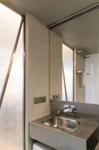 Papundekl architekti - Tři boxy z Packwallu v otevřeném prostoru: Rekonstrukce bytu v Praze-Proseku