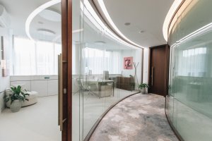 Profily příček byly povrchově upraveny do tmavohnědého dřevodekoru. (Kancelářské prostory v Bratislavě; Zuzana Basandová z ateliéru ZURI Architecture)