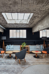 Díky hornímu osvětlení má tento vyvýšený prostor příjemnou atmosféru