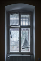 ... Jako dospívající jsem pak v této budově byl u odvodu a to hlavní, co si pamatuji, jsou především mříže v oknech...