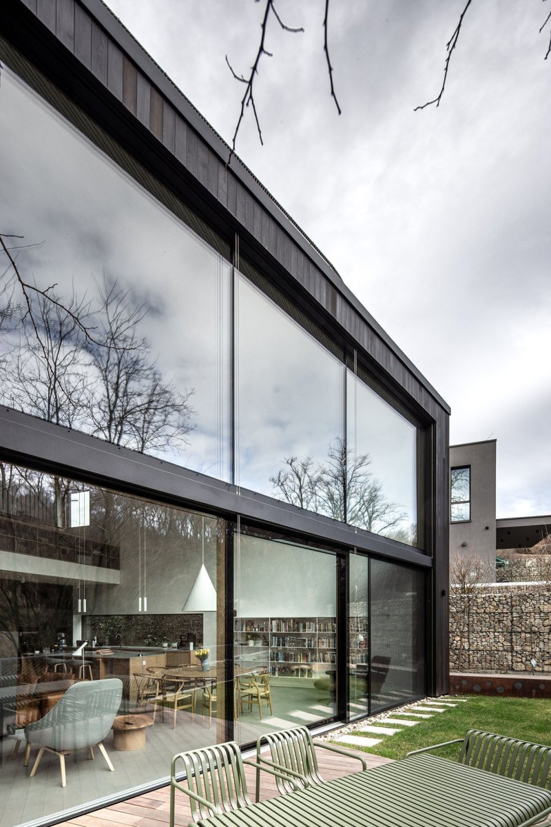 Hmota domu chytře pracuje s terénem tak, že je přístupný z různých úrovní. (Dům Devín, plusminusarchitects)