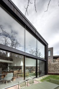Hmota domu chytře pracuje s terénem tak, že je přístupný z různých úrovní. (Dům Devín, plusminusarchitects)