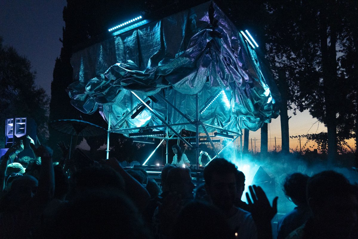 Festivalová instalace v krajině u Syrakus.