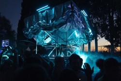 Festivalová instalace v krajině u Syrakus.