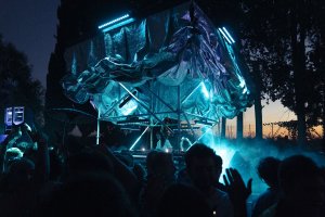 Festivalová instalace v krajině u Syrakus.