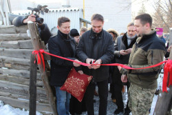 KOMA for World, Ubytovací zařízení pro Otchiy Dim, Stanislav Martinec při slavnostním otevření v Petrivske - foto