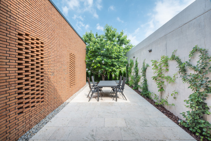 Dom s kamenným pátiom, Beef architekti