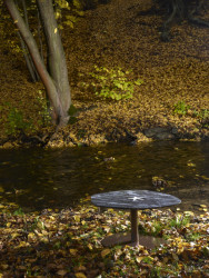 Architektka Daniela Polubědovová představila novou kolekci stolů Indiánské léto