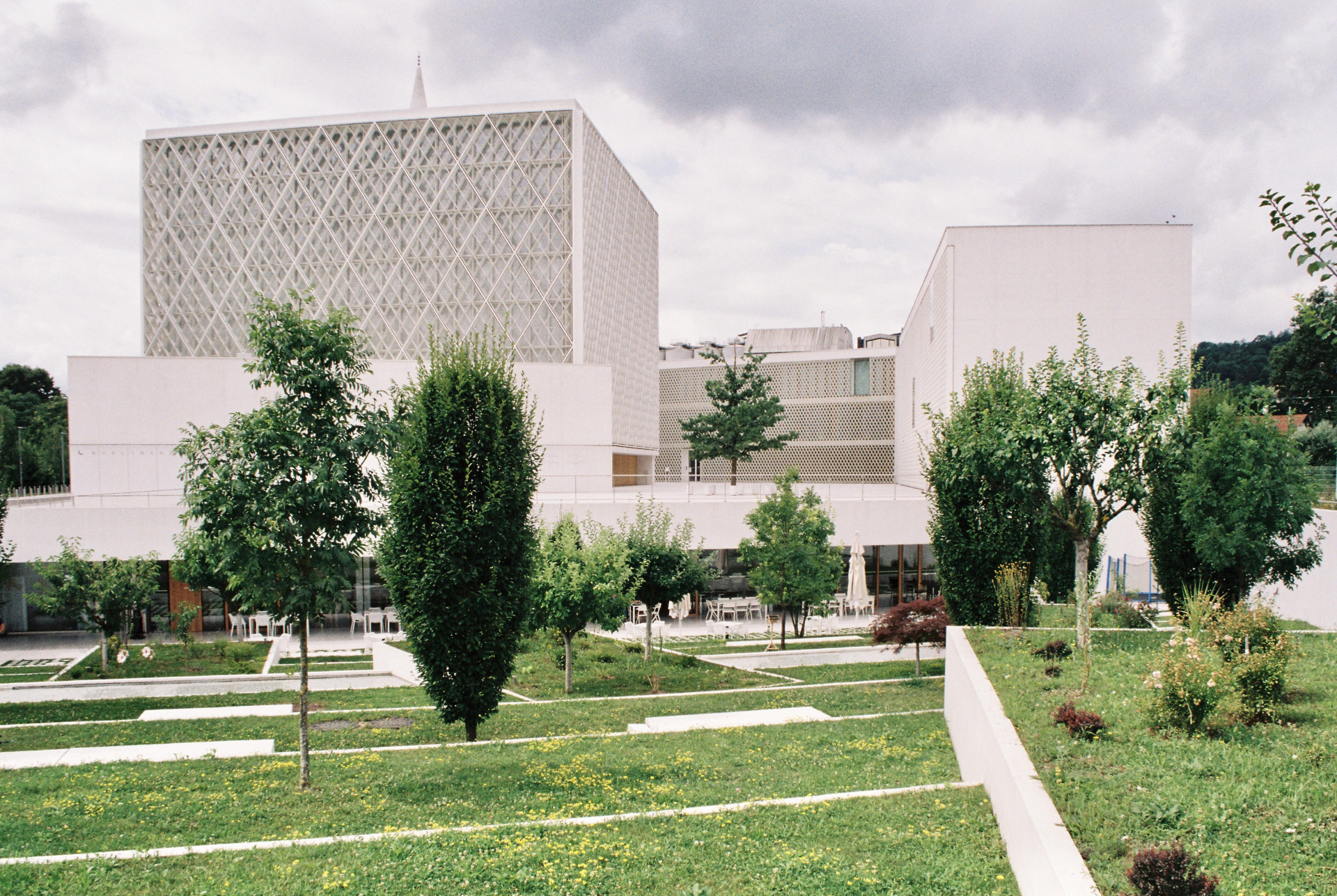 Fotografovat bylo možné pouze zvenčí. Přesto pár postřehů z interiéru: „Uvnitř zaujmou dokonale zvládnuté detaily v umývárnách, především oble tvarovaná umyvadla a vaničky z materiálů připomínajících terazzo. Samotná modlitebna je snížena kupolí z modré textilie, jež dodává prostoru intimitu. Galerie pro ženy je podobně velkorysá jako mužská přízemní část.“