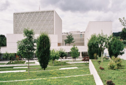 Fotografovat bylo možné pouze zvenčí. Přesto pár postřehů z interiéru: „Uvnitř zaujmou dokonale zvládnuté detaily v umývárnách, především oble tvarovaná umyvadla a vaničky z materiálů připomínajících terazzo. Samotná modlitebna je snížena kupolí z modré textilie, jež dodává prostoru intimitu. Galerie pro ženy je podobně velkorysá jako mužská přízemní část.“