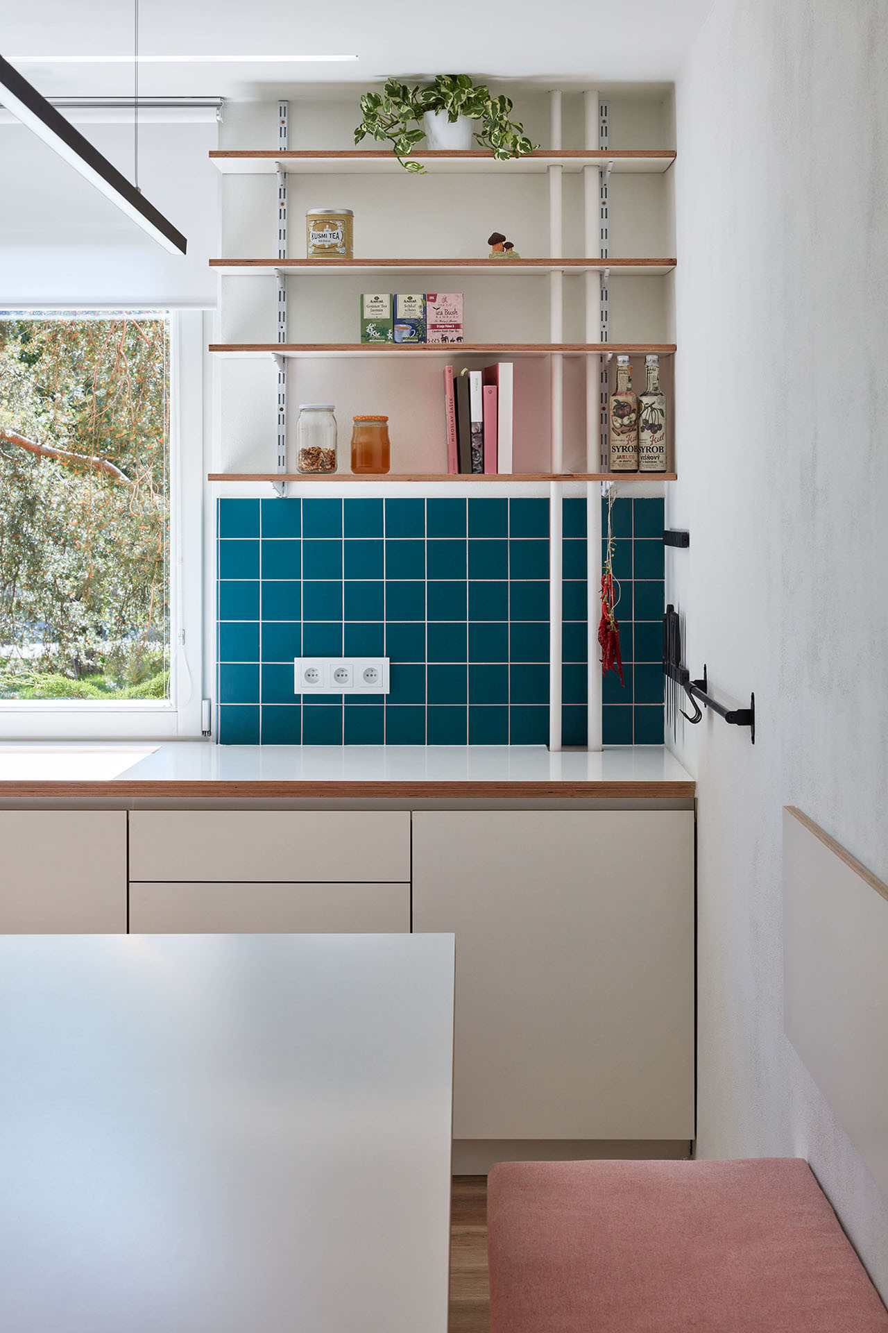 Před rekonstrukcí se kuchyň nacházela v samostatné místnosti. (Panelákový byt na Jarově, Kateřina Hodková a Markéta Smrčková)