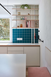 Před rekonstrukcí se kuchyň nacházela v samostatné místnosti. (Panelákový byt na Jarově, Kateřina Hodková a Markéta Smrčková)