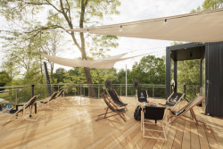 Ve Veselí nad Moravou vzniklo nové Bistro Dog in Dock podobající se lodi. Navrhlo ho architektonické studio Black n’Arch, postavené je z modulů.