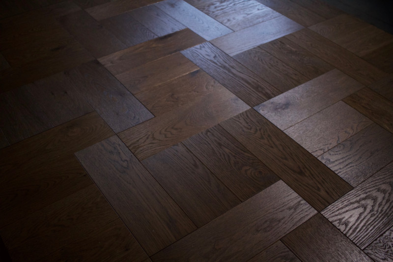 Geometricky řešené vzory pokládky dávají možnost utvářet rytmus, optiku i funkční členění interiéru.