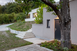 Ateliér LIPROJEKT s.r.o. zrealizoval rodinný dům obklopený zelení a výhledem do údolí.