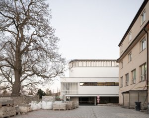 Novostavba vyplnila prázdný pozemek mezi Lidovým domem a novou přístavbou základní školy. (Hala Řevnice, Grido)