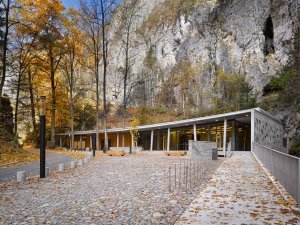Architektonická kancelář Burian-Křivinka, Vstupní budova areálu Punkevních jeskyní v Moravském krasu – foto