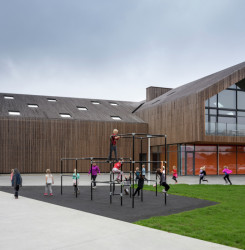 Rozšíření mezinárodní školy Ikast-Brande na komunitní a sportovní centrum od C.F. Møller Architects