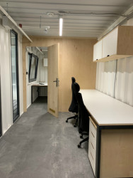 Kontejnerová stěna prodejny Kolovna, Hast Retail.